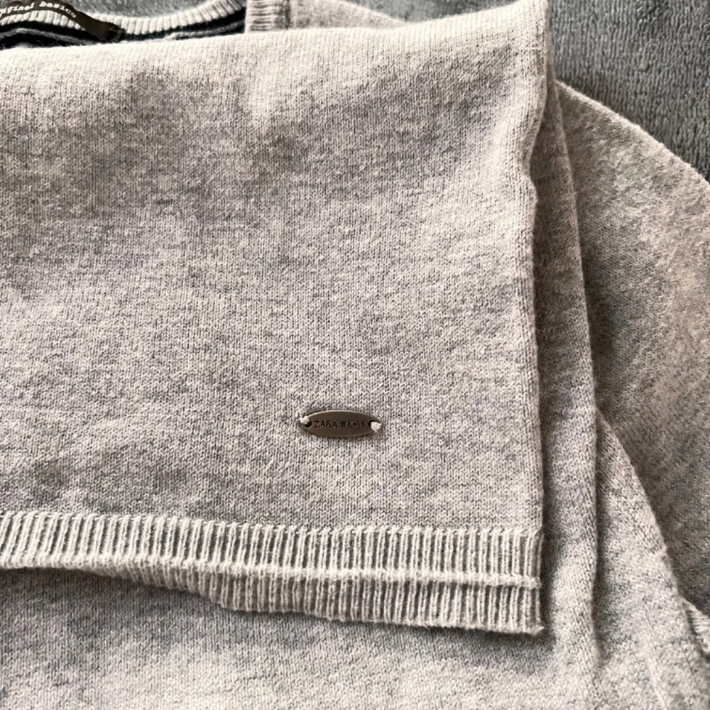 Zara Knit Grey V-Neck Sweater_5